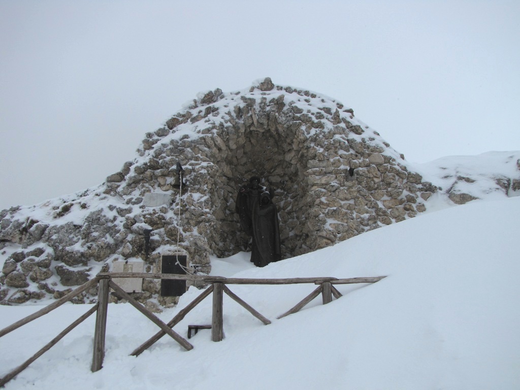 La traversata alta del Gran Sasso (da lontano)